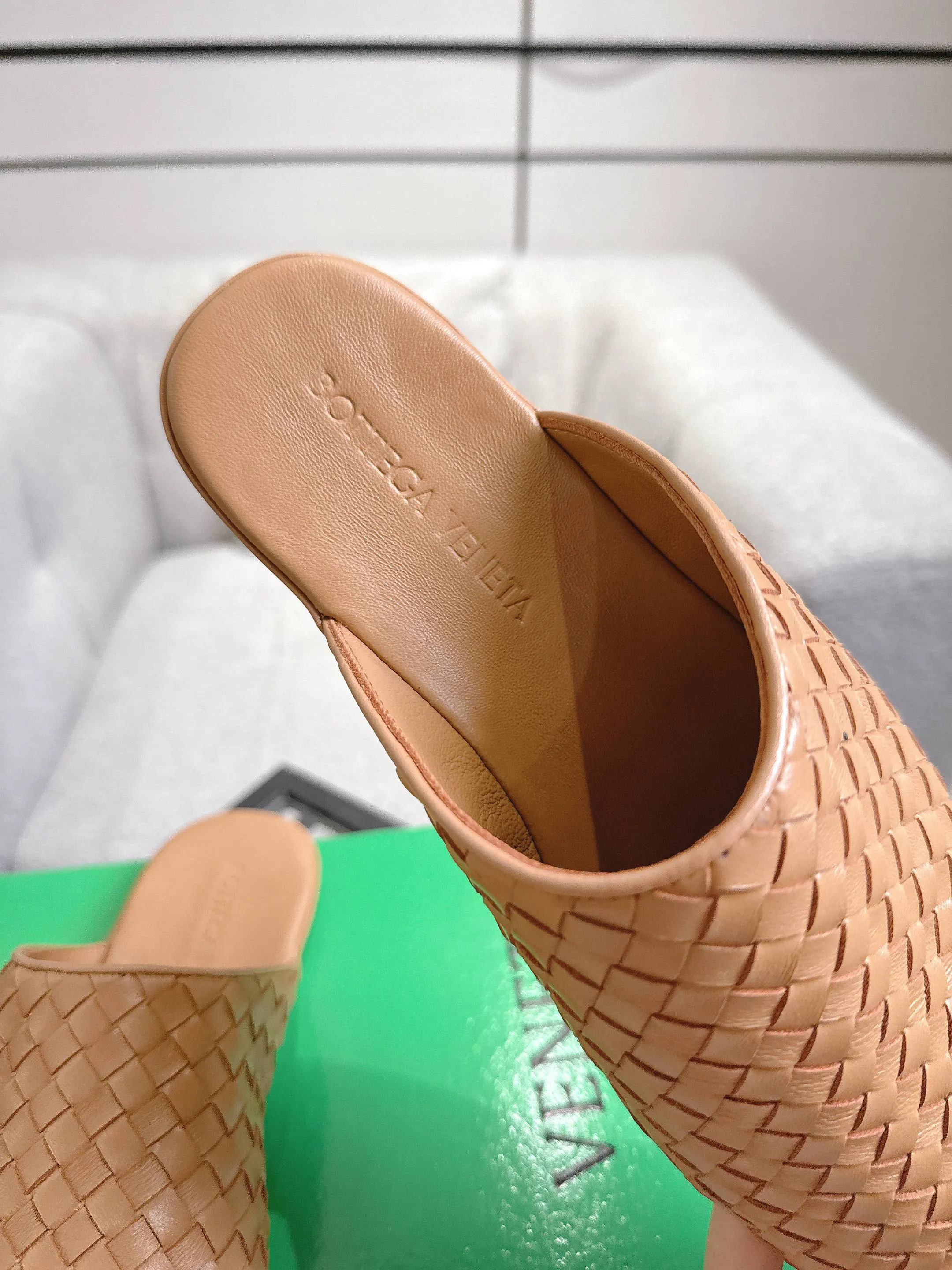 [BV] Top P: 720💰Size for couples: 35-44 (40.41 for women, 38 for men, 45.46.47, custom-made and non-returnable) Bottega Veneta 2025 Autumn counter synchronized genuine leather outsole classic woven half-drag couple model Bottega Veneta square-toe flat shoes, imported mixed sheepskin, imported sheep! Leather outsole! [Rose][Rose]! Purely hand-woven and operated, the original board is reproduced one-to-one! quality assurance!